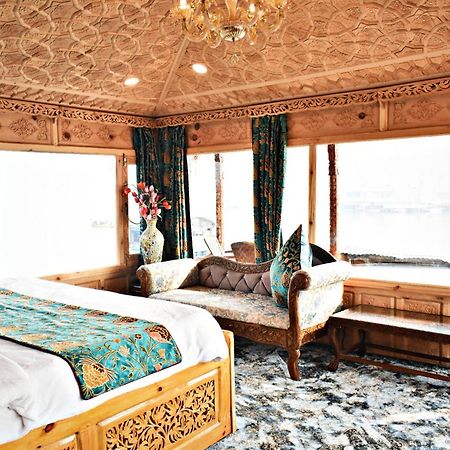 Hotel Heritage Amina Group Of Houseboats à Srīnagar Extérieur photo