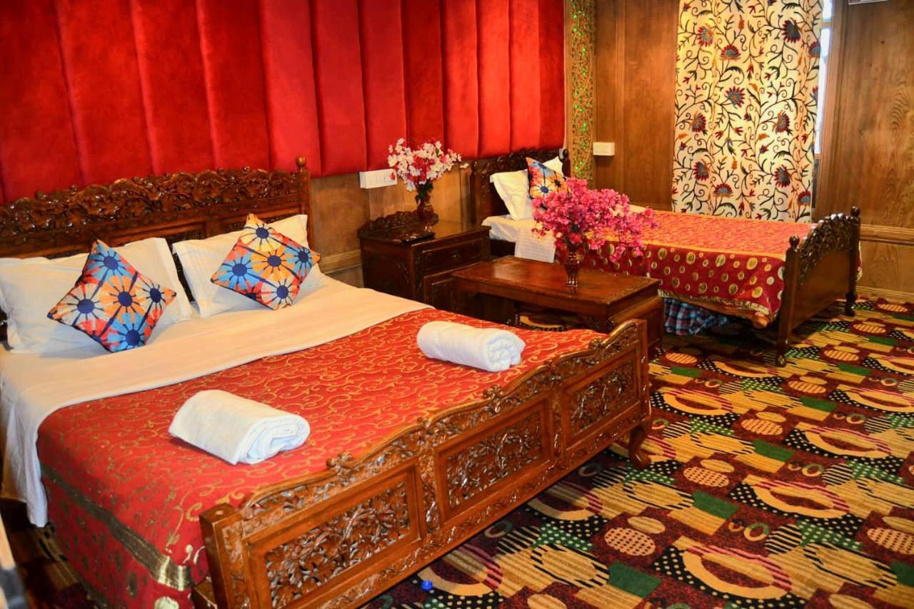 Hotel Heritage Amina Group Of Houseboats à Srīnagar Extérieur photo