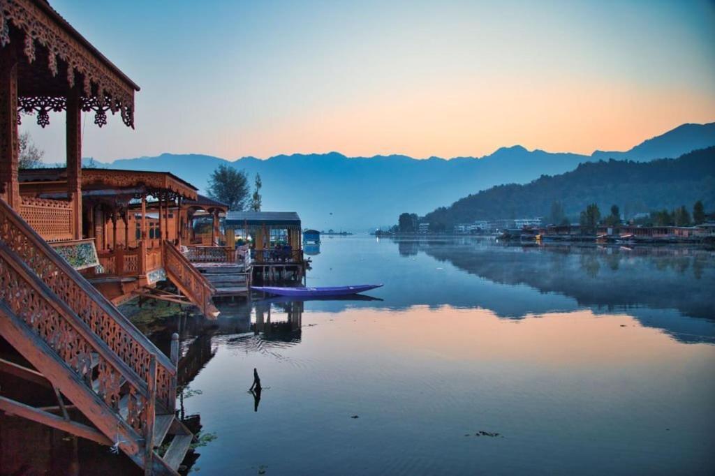 Hotel Heritage Amina Group Of Houseboats à Srīnagar Extérieur photo
