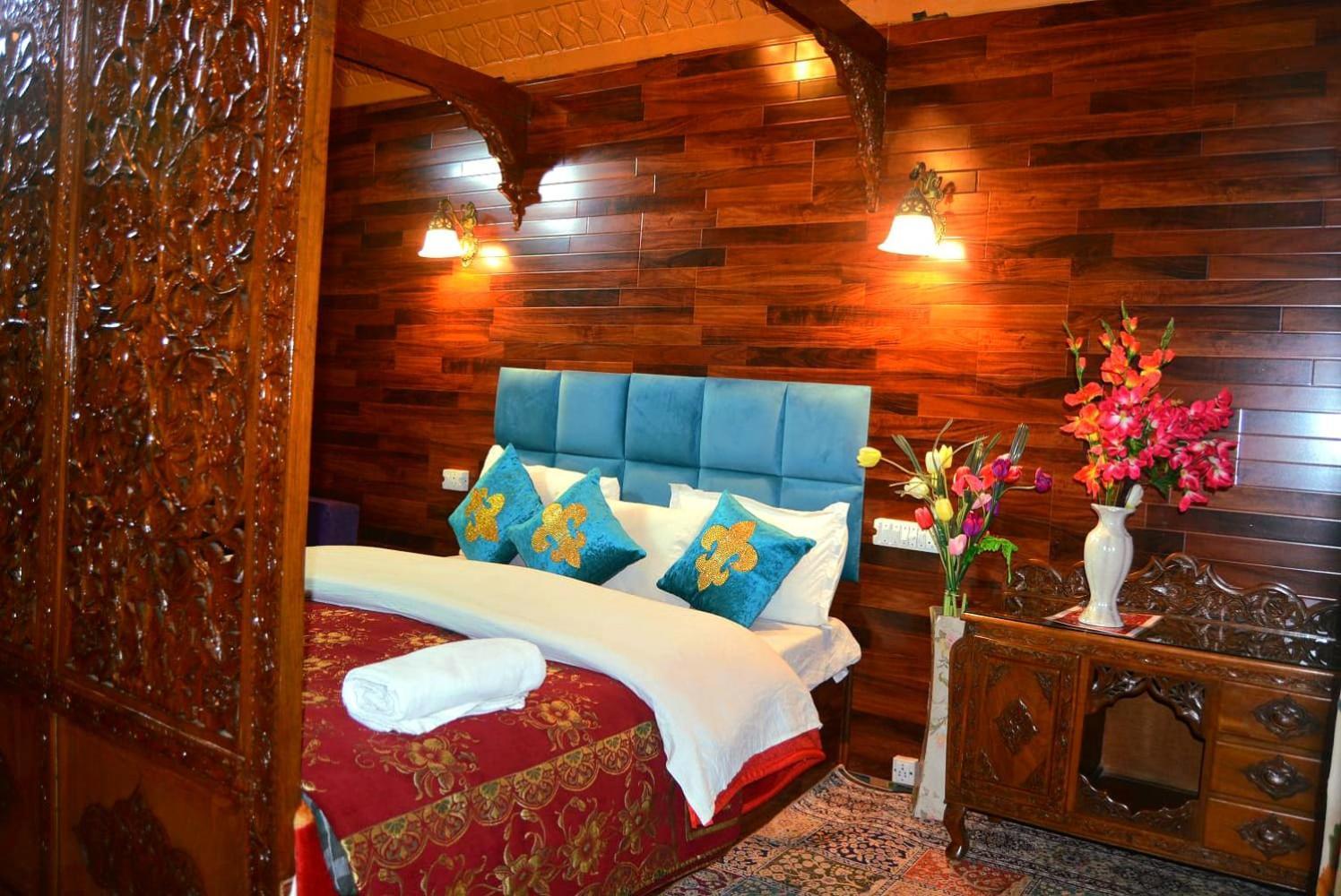 Hotel Heritage Amina Group Of Houseboats à Srīnagar Extérieur photo