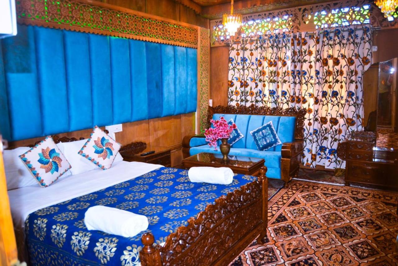 Hotel Heritage Amina Group Of Houseboats à Srīnagar Extérieur photo