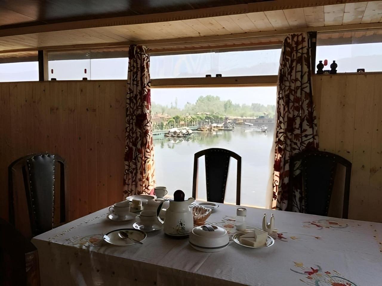 Hotel Heritage Amina Group Of Houseboats à Srīnagar Extérieur photo