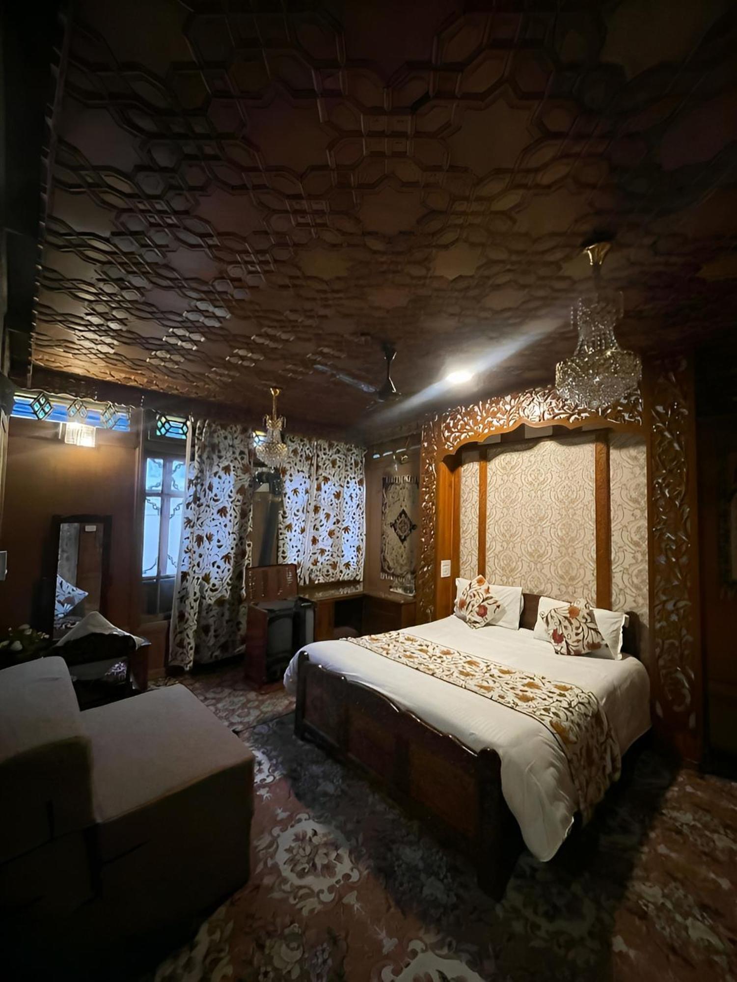 Hotel Heritage Amina Group Of Houseboats à Srīnagar Extérieur photo