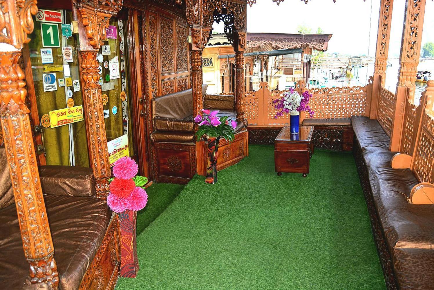 Hotel Heritage Amina Group Of Houseboats à Srīnagar Extérieur photo