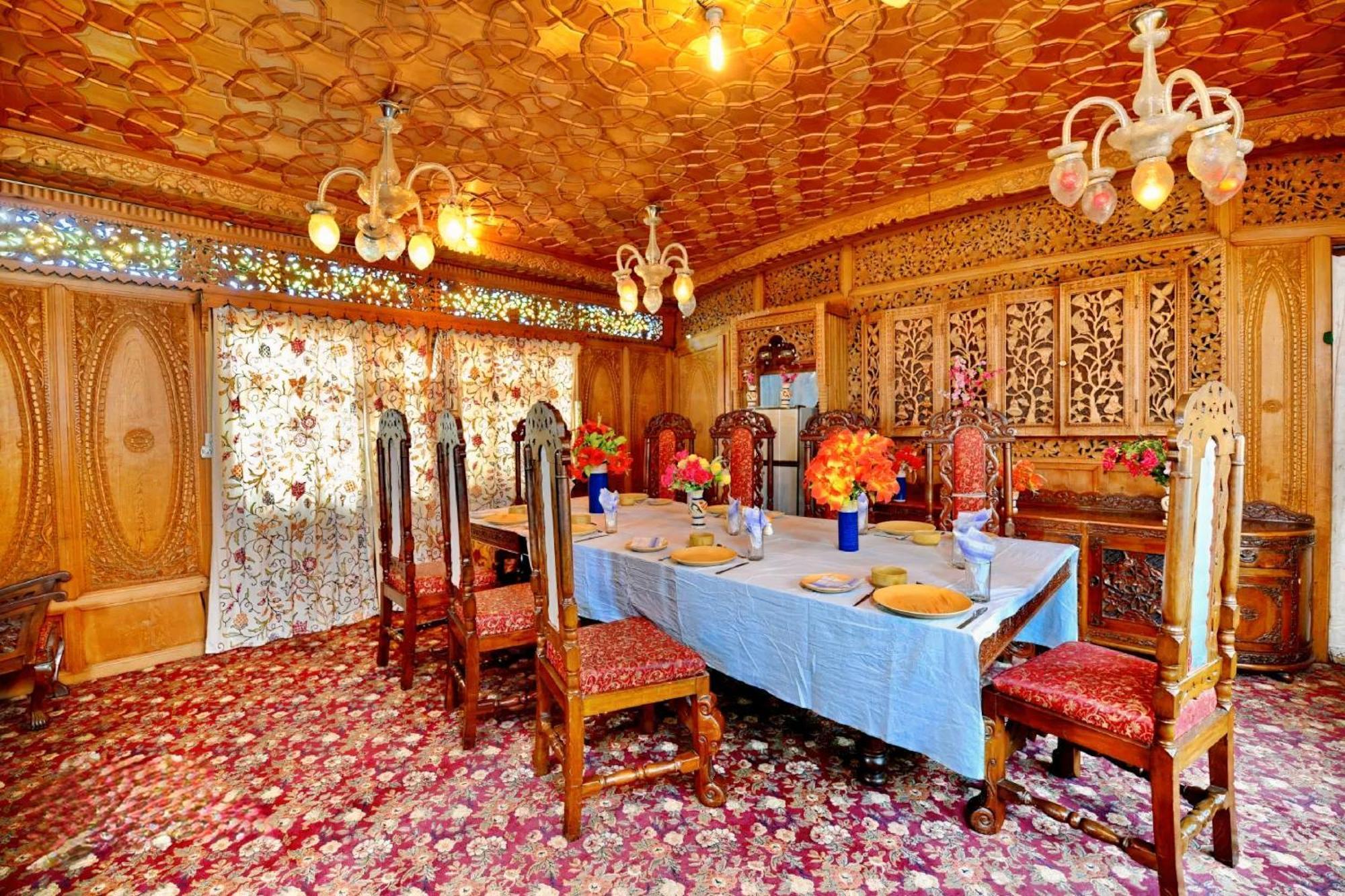Hotel Heritage Amina Group Of Houseboats à Srīnagar Extérieur photo
