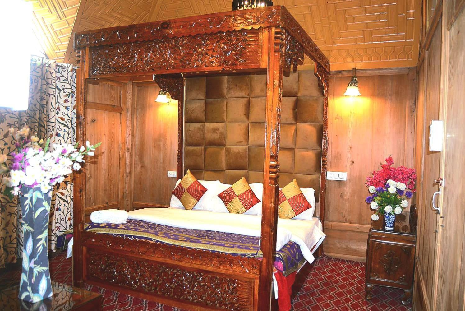 Hotel Heritage Amina Group Of Houseboats à Srīnagar Extérieur photo