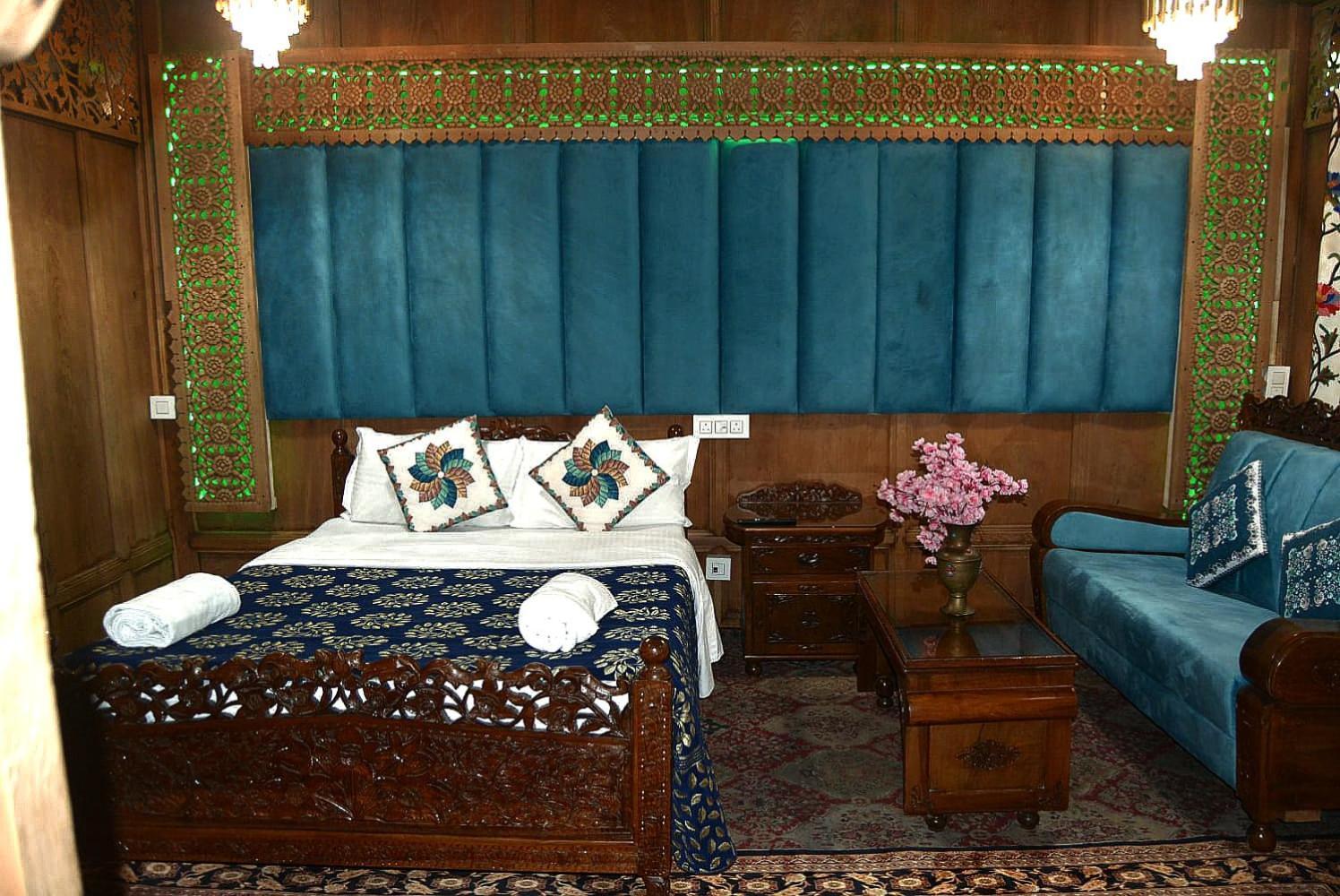 Hotel Heritage Amina Group Of Houseboats à Srīnagar Extérieur photo