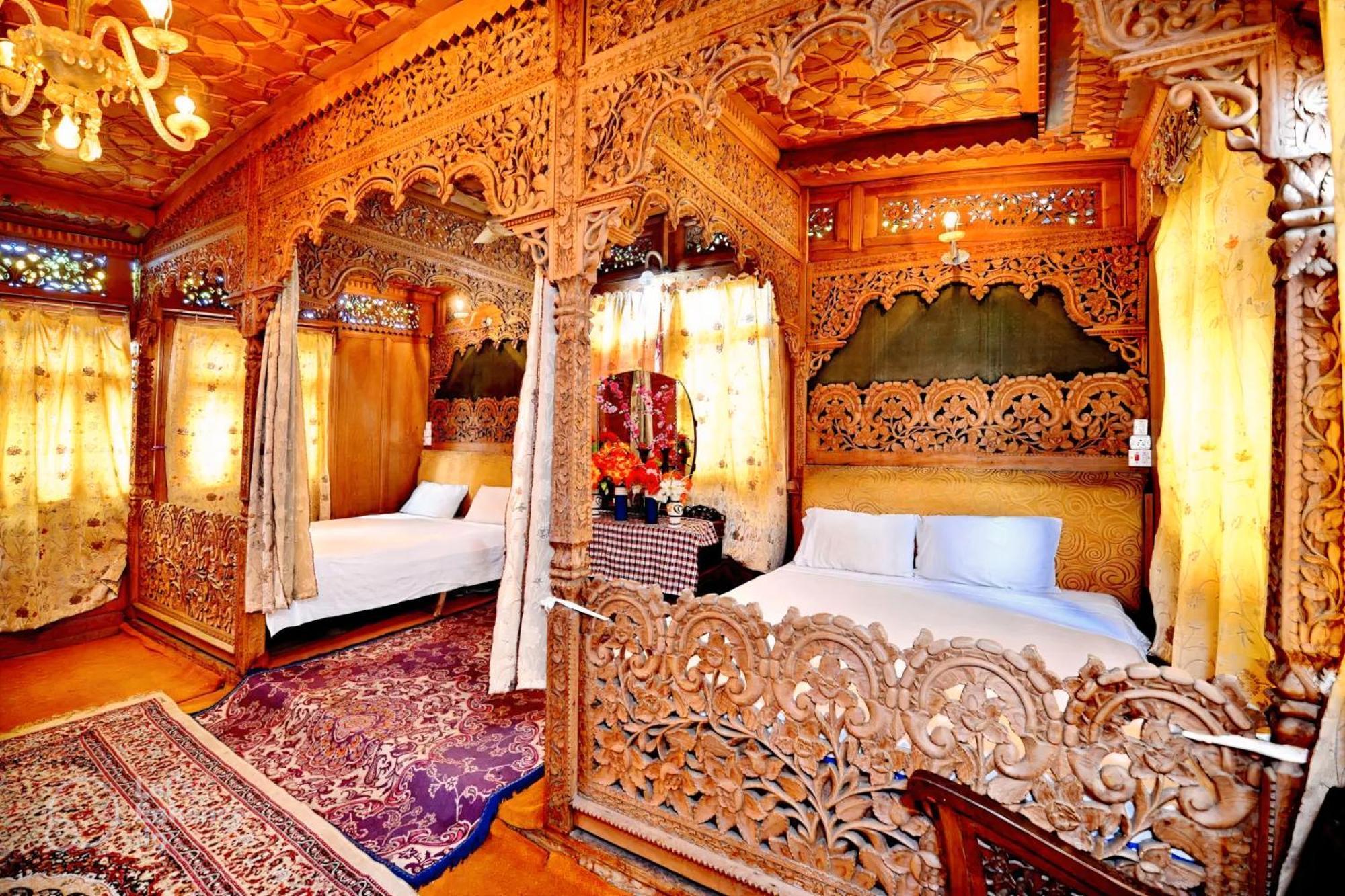 Hotel Heritage Amina Group Of Houseboats à Srīnagar Extérieur photo