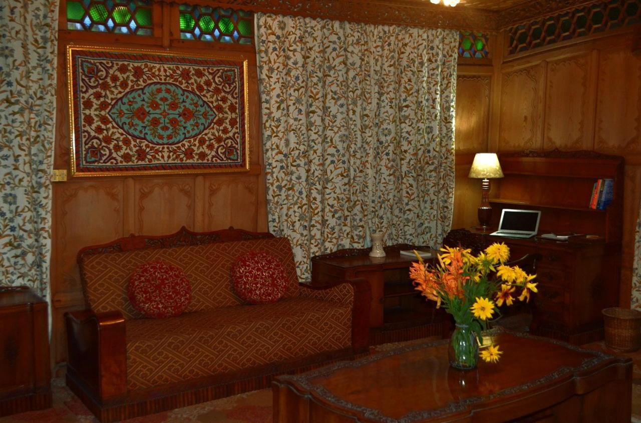 Hotel Heritage Amina Group Of Houseboats à Srīnagar Extérieur photo