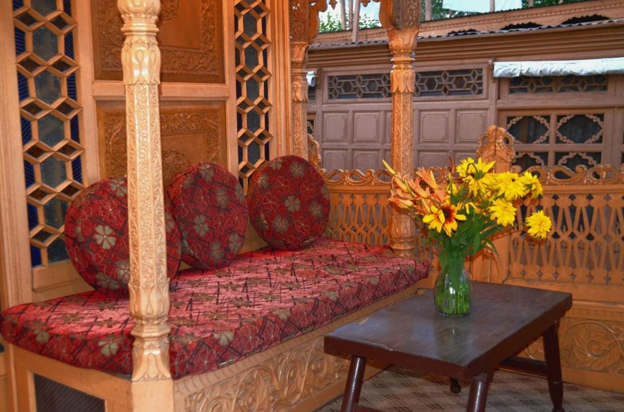 Hotel Heritage Amina Group Of Houseboats à Srīnagar Extérieur photo