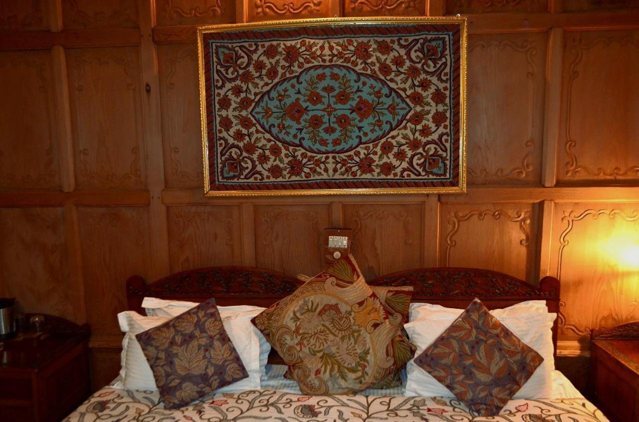 Hotel Heritage Amina Group Of Houseboats à Srīnagar Extérieur photo