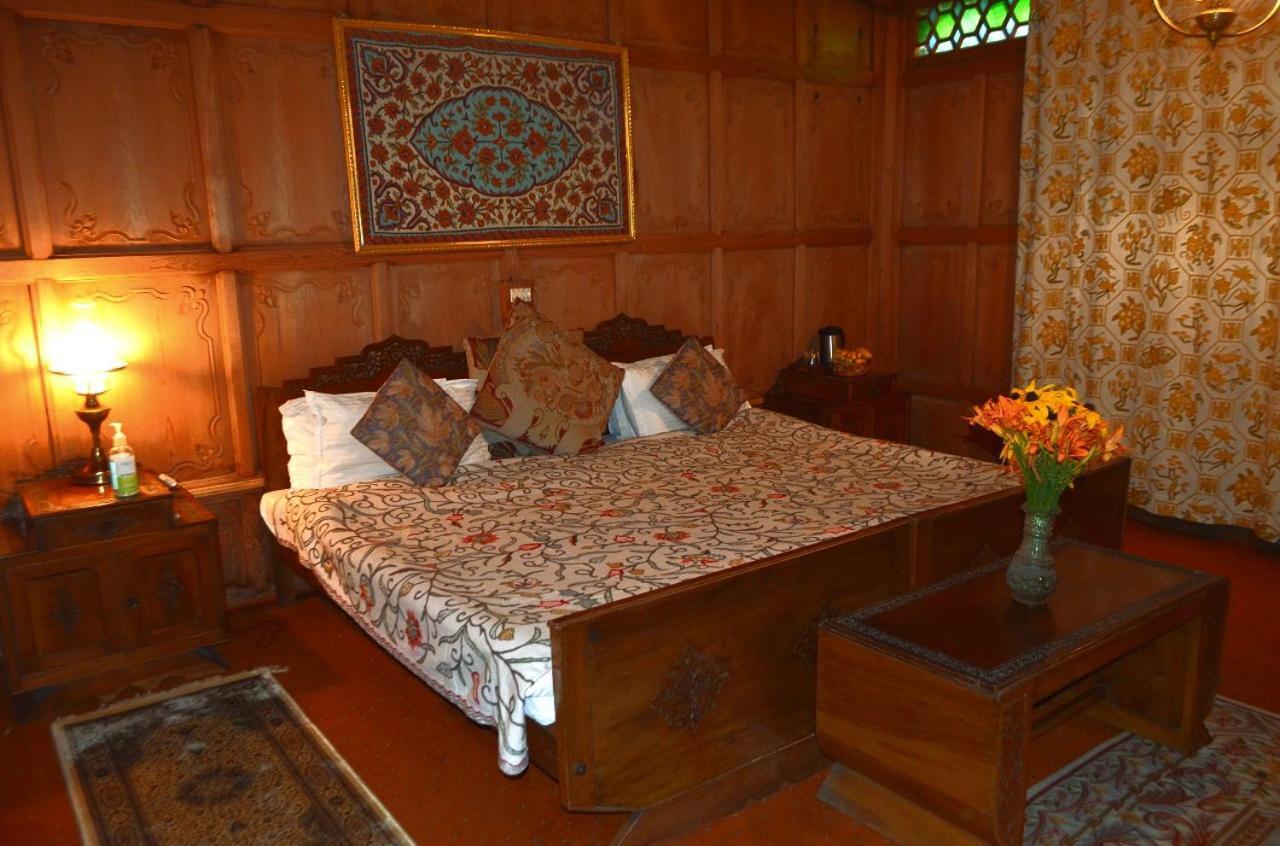 Hotel Heritage Amina Group Of Houseboats à Srīnagar Extérieur photo