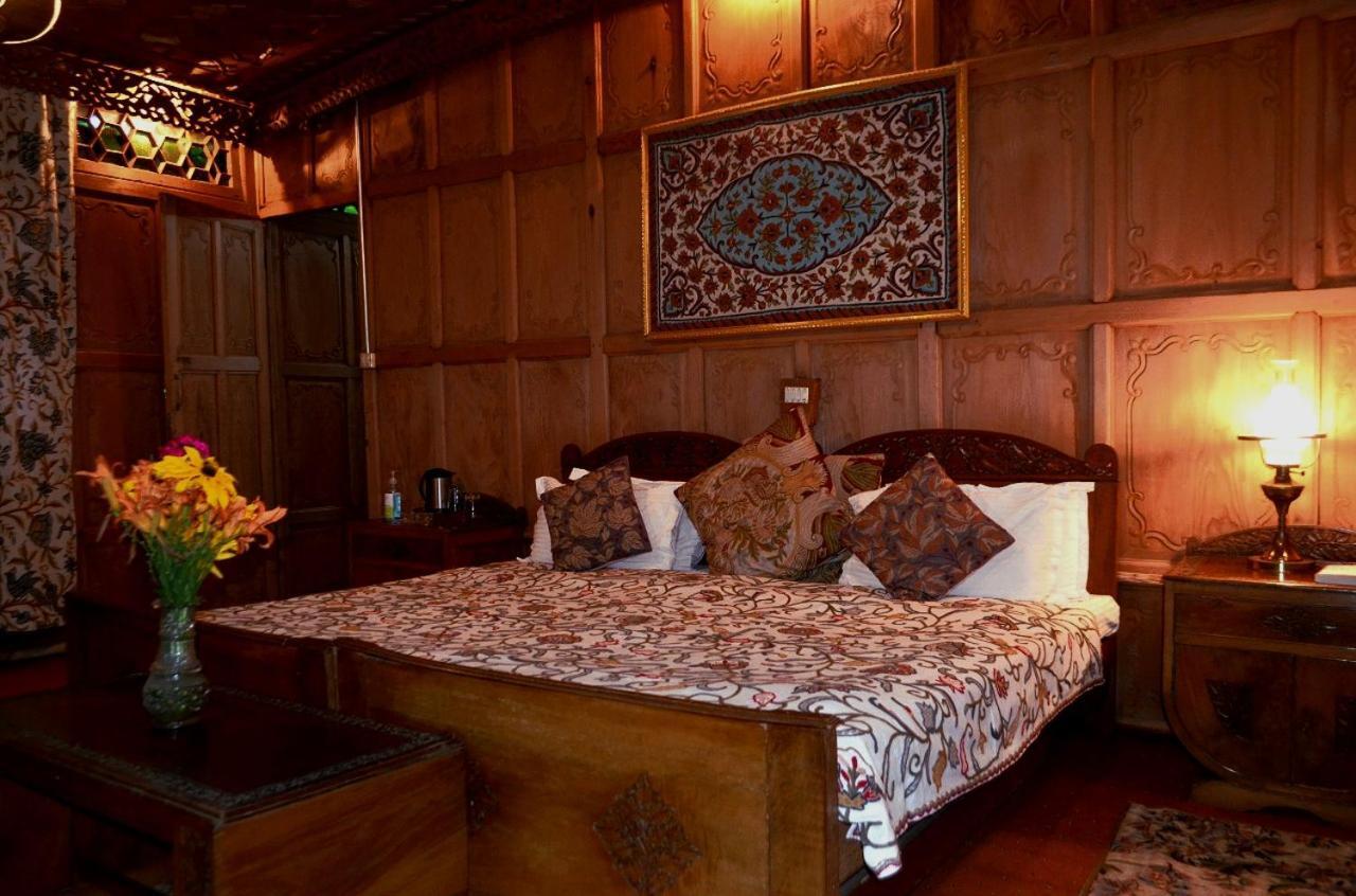 Hotel Heritage Amina Group Of Houseboats à Srīnagar Extérieur photo