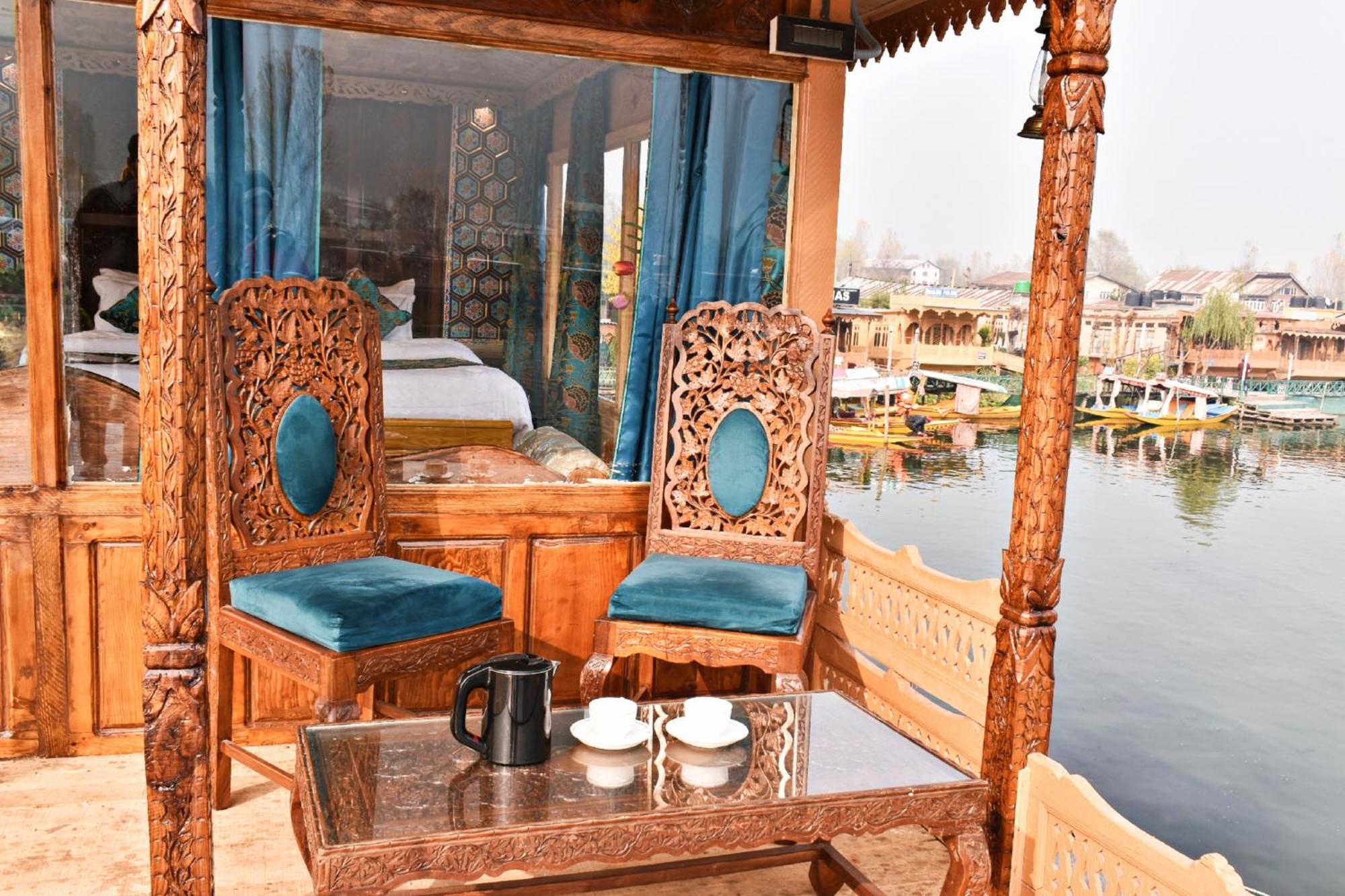 Hotel Heritage Amina Group Of Houseboats à Srīnagar Extérieur photo