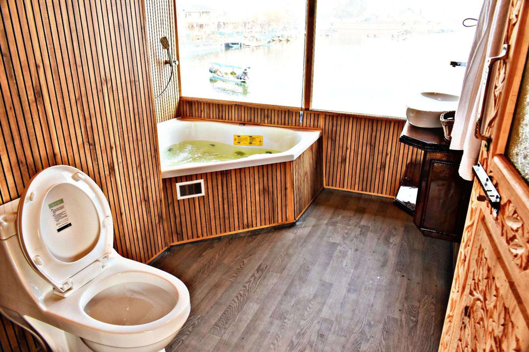 Hotel Heritage Amina Group Of Houseboats à Srīnagar Extérieur photo