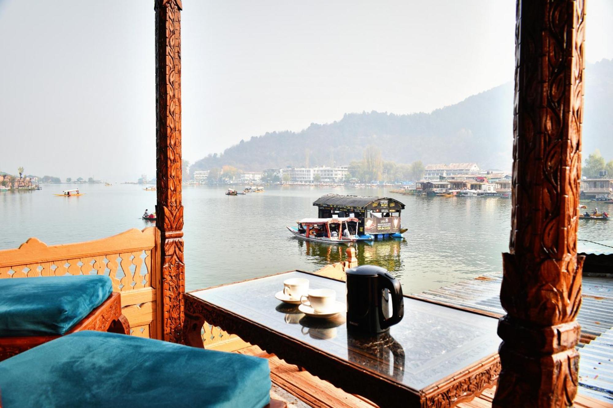 Hotel Heritage Amina Group Of Houseboats à Srīnagar Extérieur photo