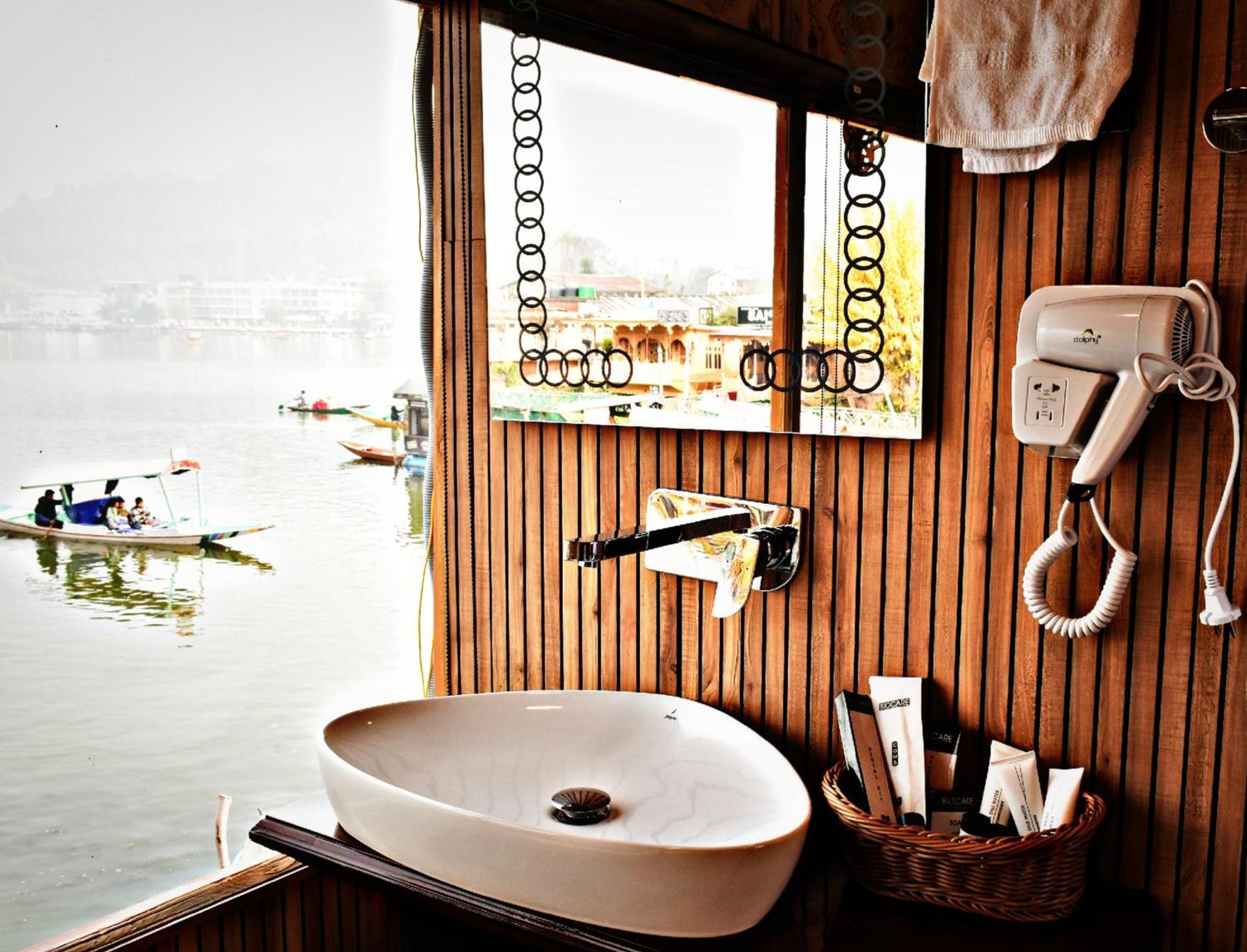 Hotel Heritage Amina Group Of Houseboats à Srīnagar Extérieur photo